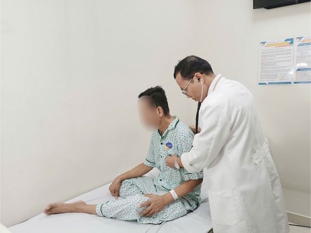 Giành sự sống cho người đàn ông 12 ngày hôn mê do nhồi máu cơ tim - Ảnh 1.