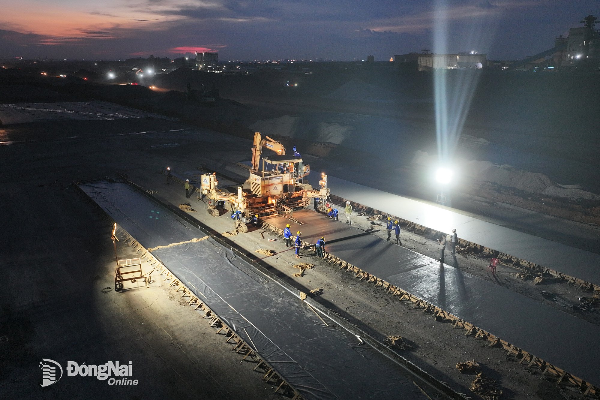 ការ​សាងសង់​ផ្លូវ​រត់​ទី​ពីរ​នៃ​អាកាសយានដ្ឋាន Long Thanh ដំណាក់​កាល​ទី​១ នៅ​ពេល​យប់។