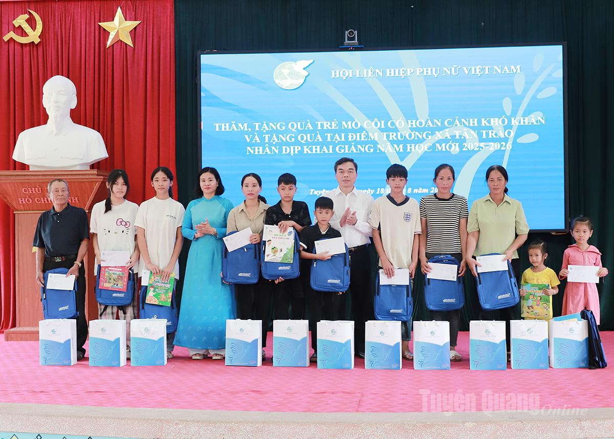 Phó Chủ tịch Ủy ban Trung ương MTTQ Việt Nam, Chủ tịch Hội LHPN Việt Nam Nguyễn Thị Tuyến, và Phó Bí thư Tỉnh ủy, Ủy viên Trung ương MTTQ Việt Nam, Chủ tịch Ủy ban MTTQ Việt Nam tỉnh Ma Thế Hồng cùng đoàn công tác tặng quà cho các cháu học sinh có hoàn cảnh khó khăn trên địa bàn xã Tân Trào.