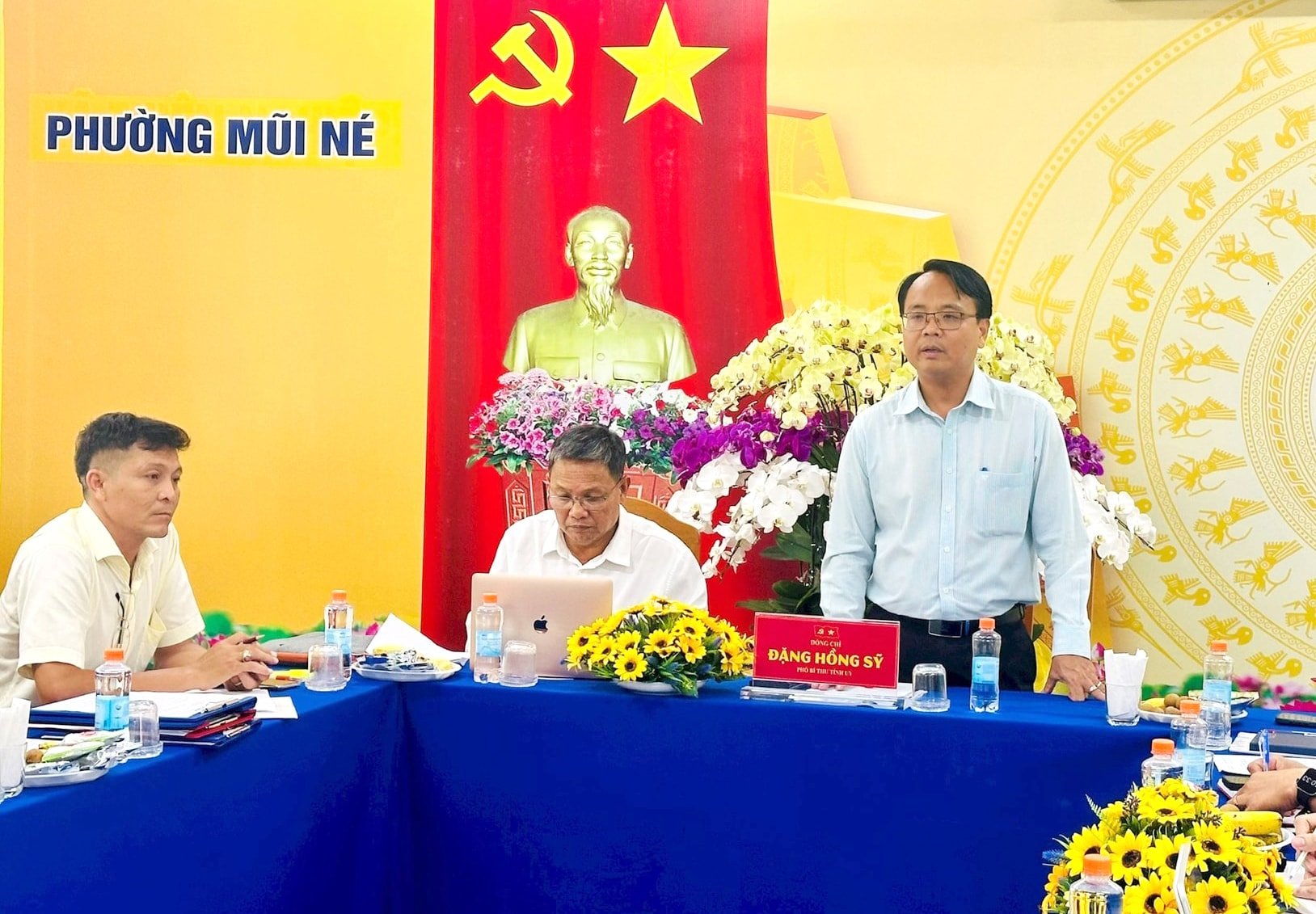 pho-bi-thu-tinh-uy-dang-hong-sy-lam-viec-tai-phuong-mui-ne-(1).jpg