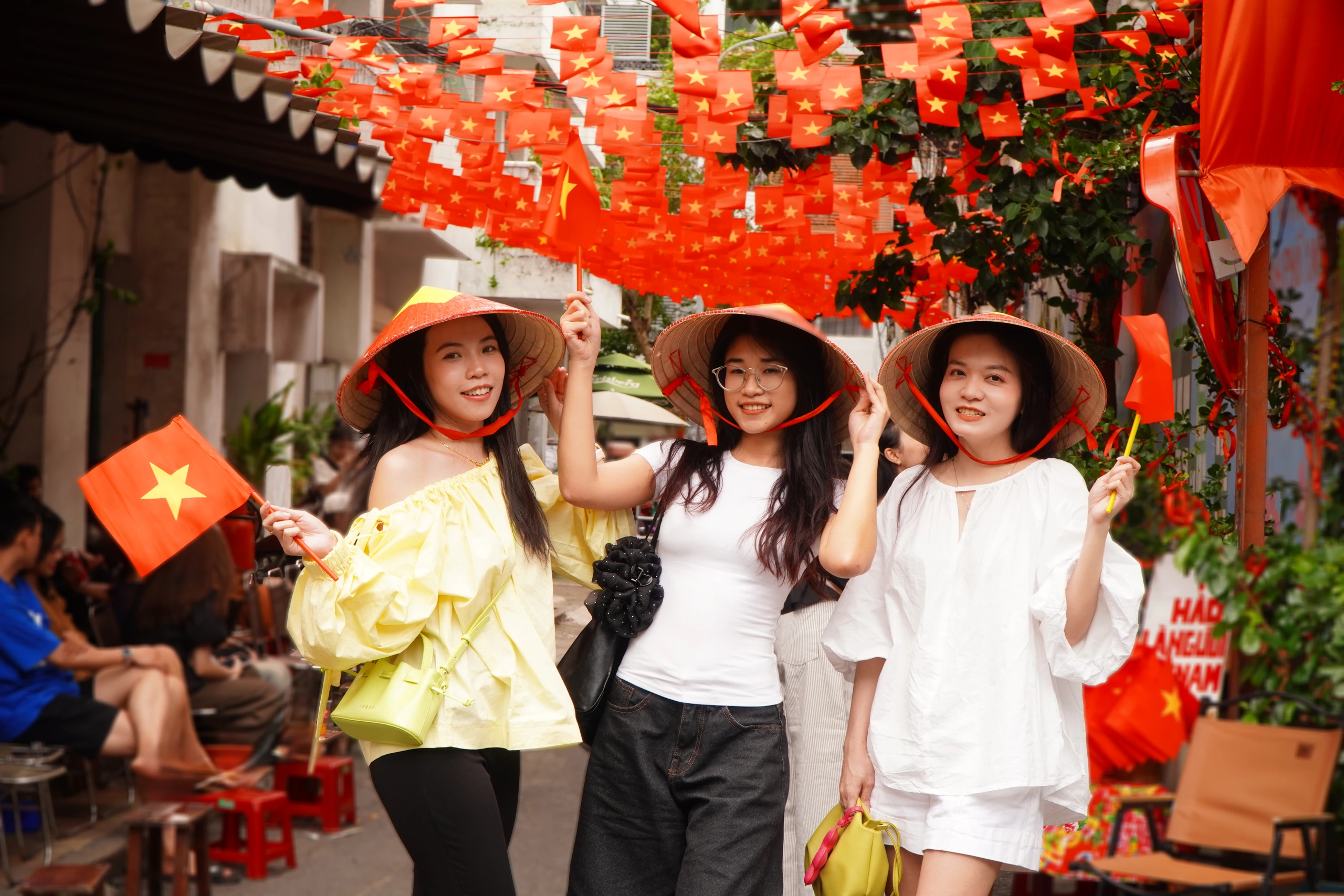 Đi đến đâu cũng thấy cờ Tổ quốc tung bay rực rỡ