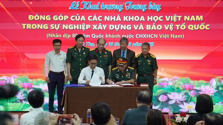 Đại tá, Giáo sư, Tiến ĩỹ Nguyễn Cảnh Toàn và MEDDOM ký kết tiếp nhận tài liệu