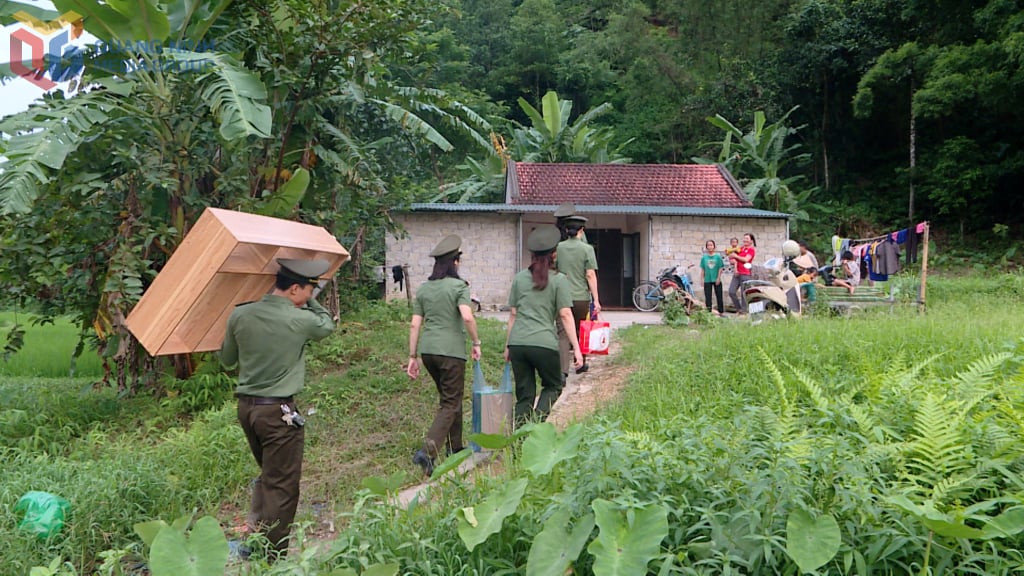 Polizisteneltern besuchen ihre Patenkinder in der Gemeinde Luong Minh.