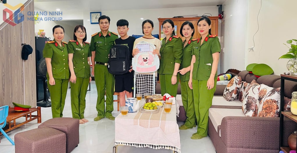Die Paten des Provinzpolizeigefängnisses besuchten ihre Kinder Nguyen Le Van Khanh und Nguyen Van Minh, die im Bezirk Yen Tu geboren wurden.