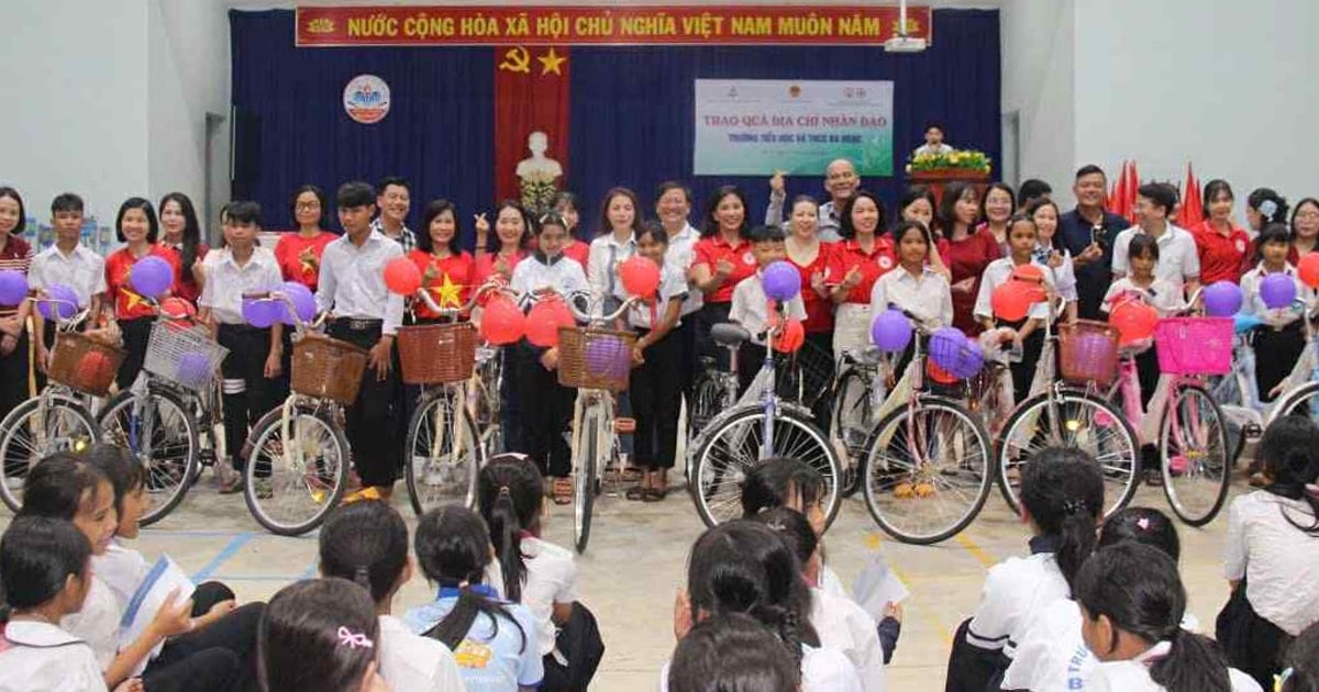 Trao quà cho học sinh khó khăn tại tỉnh Quảng Ngãi