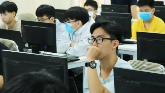 Les travailleurs devraient apprendre l’IA de manière proactive pour éviter le risque de chômage
