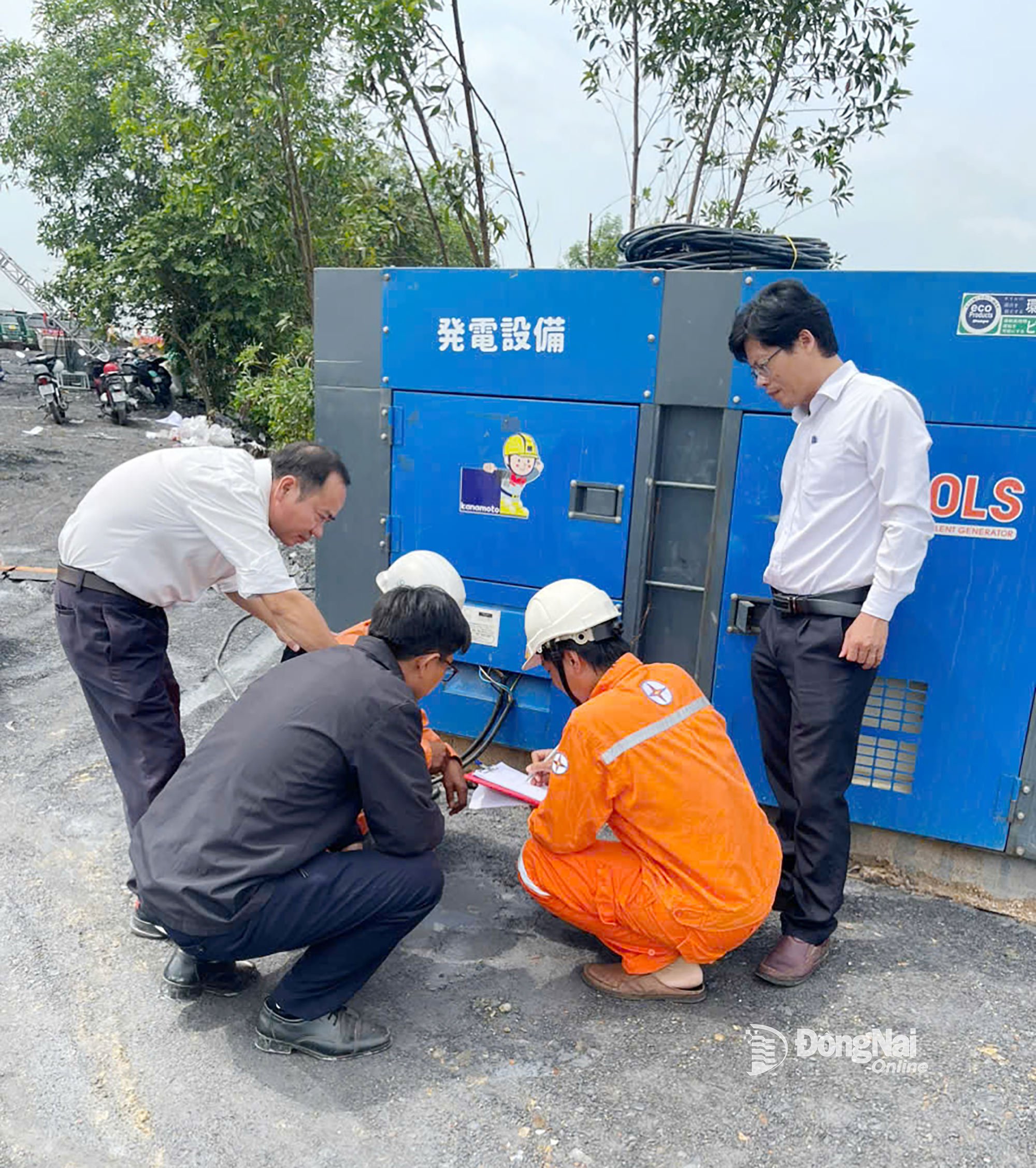 Nhân viên Công ty Điện lực Đồng Nai kiểm tra công tác đấu nối, vận hành điện phục vụ sự kiện khởi công, khánh thành, động thổ các công trình, dự án trên địa bàn tỉnh. Ảnh: ĐVCC