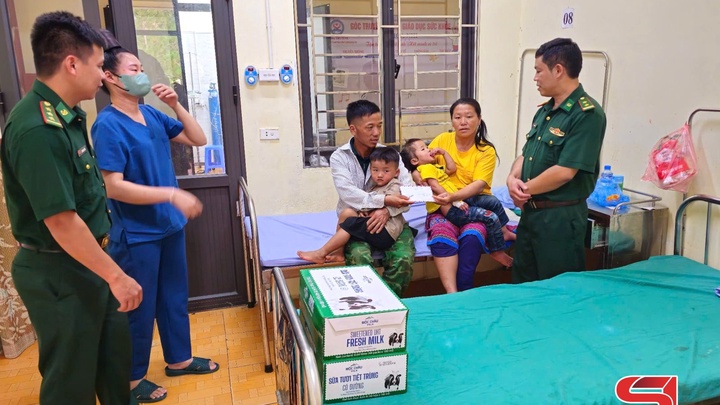 Đồn Biên phòng Mường Cai thăm hỏi con của chiến sĩ nghĩa vụ