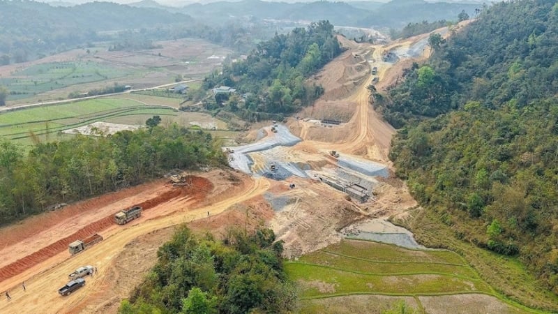 Đơn vị thi công huy động nhân lực, máy móc, thiết bị thực hiện bảo đảm tiến độ Dự án tuyến cao tốc Đồng Đăng (Lạng Sơn) - Trà Lĩnh (Cao Bằng) giai đoạn 1. 