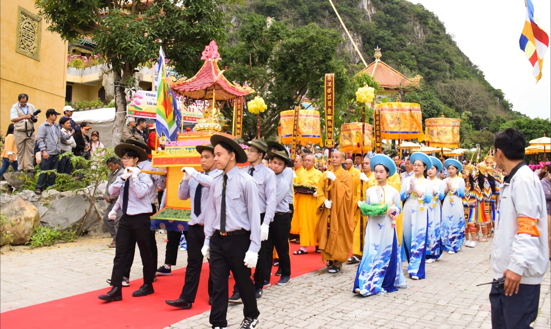 Da Nang hat ein reiches Festival, das reich an nationalen kulturellen Werten ist, um die Kulturindustrie zu nutzen und zu entwickeln. IM FOTO: Quan Das Am Ngu Hanh Son Festival im Jahr 2025. Foto: DOAN HAO LUONG