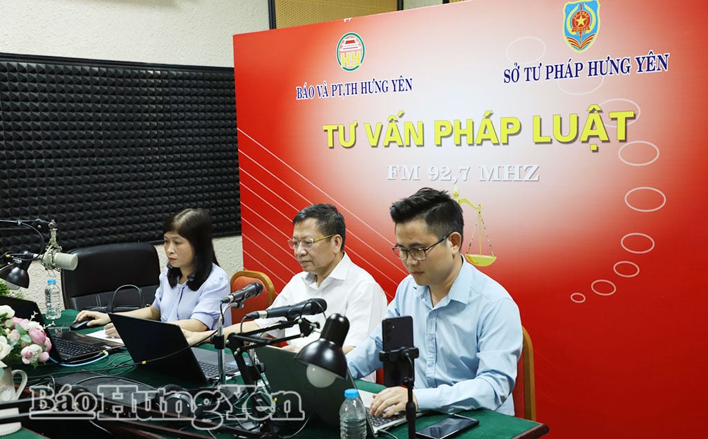 Director of the Department of Justice Tran Huu Nam (sitting in the middle) directly broadcast the first 