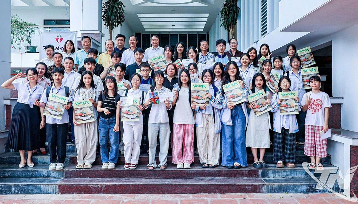 Studenten machen Erinnerungsfotos mit der Publikation „Thai Nguyen Literature and Arts“. Foto: Viet Hung