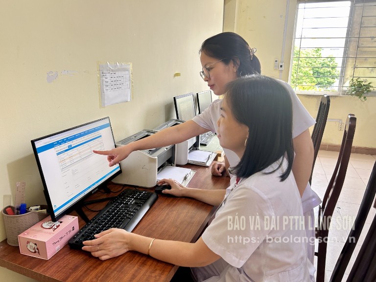 Staff of Bac Son Regional Medical Center update electronic medical record form