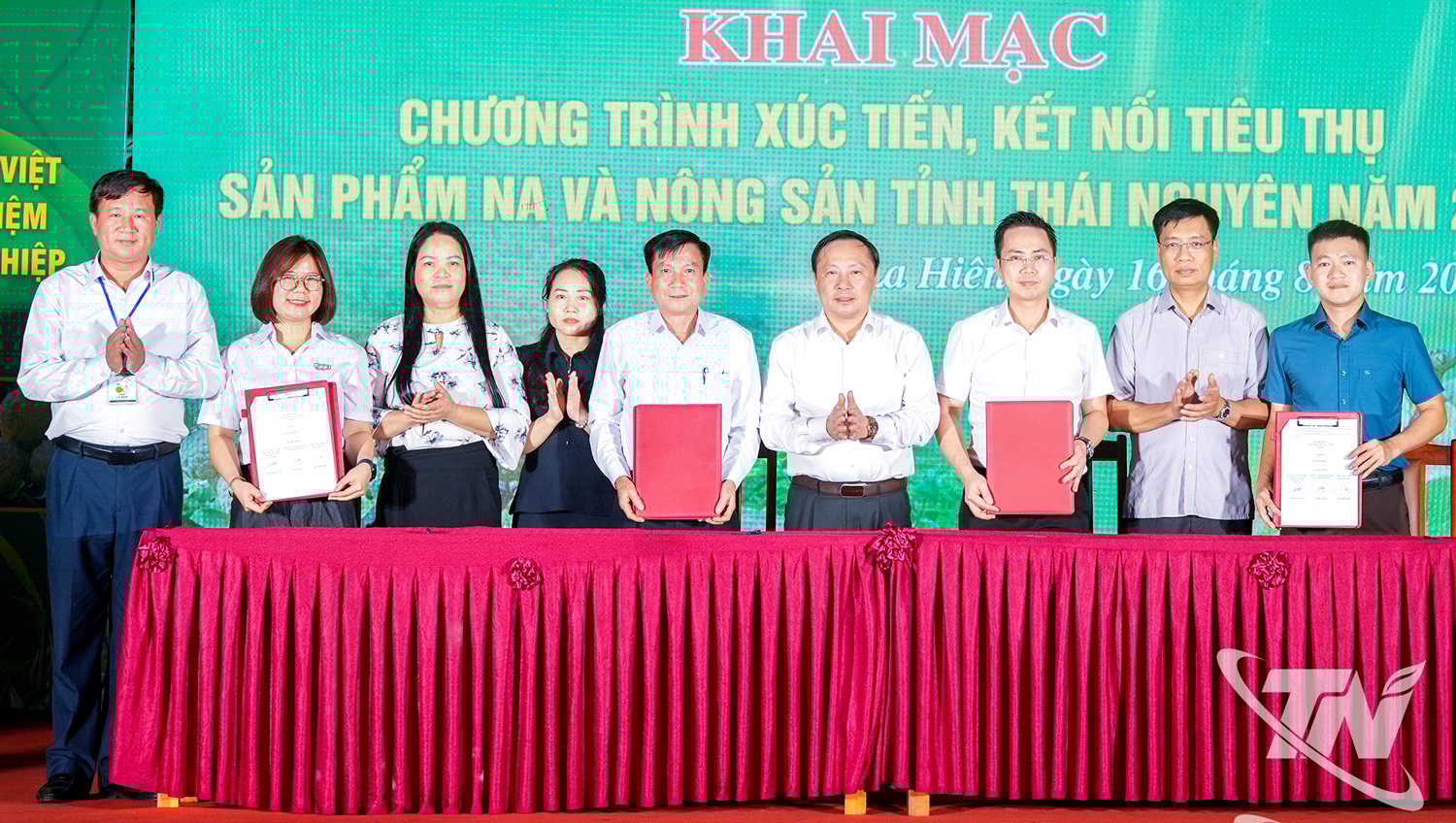 Đại diện Sở Công Thương, UBND xã La Hiên và các nhà phân phối ký biên bản ghi nhớ tiêu thụ sản phẩm na La Hiên và nông sản khác của tỉnh Thái Nguyên.