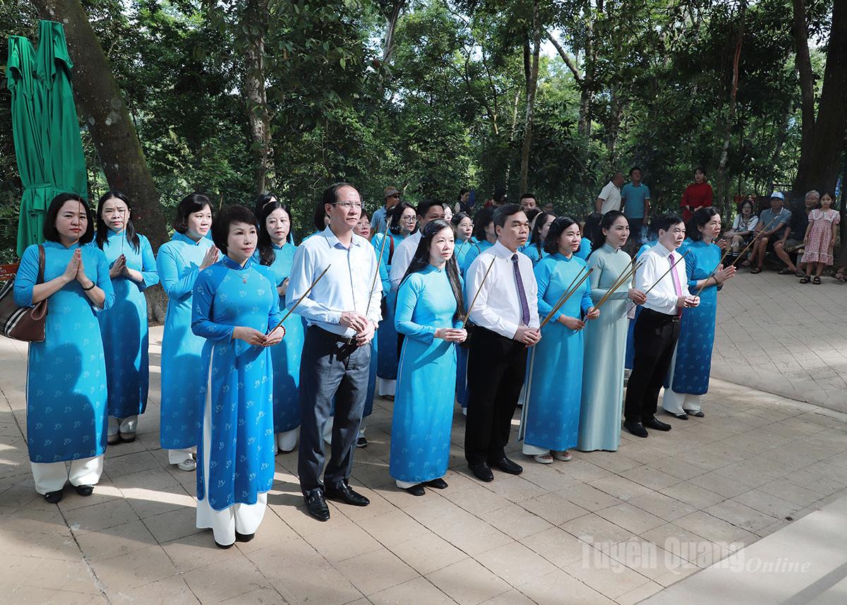 Phó Chủ tịch Ủy ban Trung ương MTTQ Việt Nam, Chủ tịch Hội LHPN Việt Nam Nguyễn Thị Tuyến, và Phó Bí thư Tỉnh ủy, Ủy viên Trung ương MTTQ Việt Nam, Chủ tịch Ủy ban MTTQ Việt Nam tỉnh Ma Thế Hồng cùng đoàn công tác dâng hương tại lán Nà Nưa.