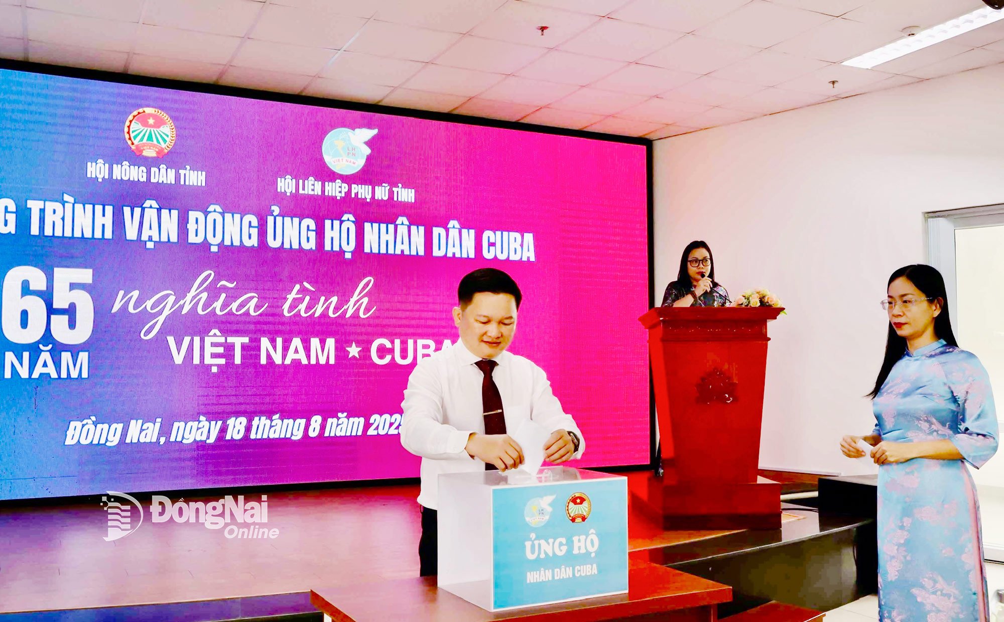 Tỉnh ủy viên, Phó Chủ tịch Ủy ban MTTQ Việt Nam tỉnh, Chủ tịch Hội Nông dân tỉnh Đồng Nai Nguyễn Hữu Nguyên và Tỉnh ủy viên, Phó Chủ tịch Ủy ban MTTQ Việt Nam tỉnh, Chủ tịch Hội LHPN tỉnh Đồng Nai Lê Thị Thanh Loan tham gia quyên góp ủng hộ nhân dân Cuba. Ảnh: Bình Nguyên
