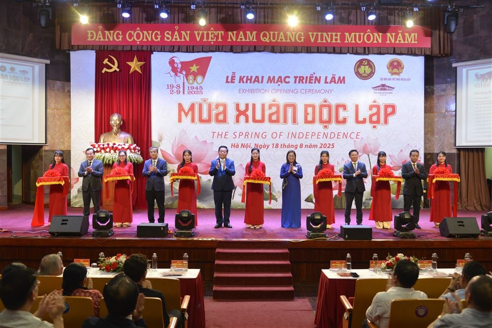 Opening of Lacquer Painting Exhibition “Independence Spring” at Ho Chi Minh Museum