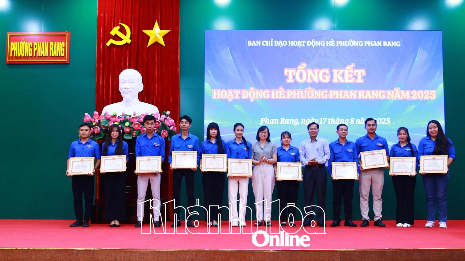 Los líderes del barrio de Phan Rang otorgaron certificados de mérito a personas con logros sobresalientes en las actividades de verano en 2025.