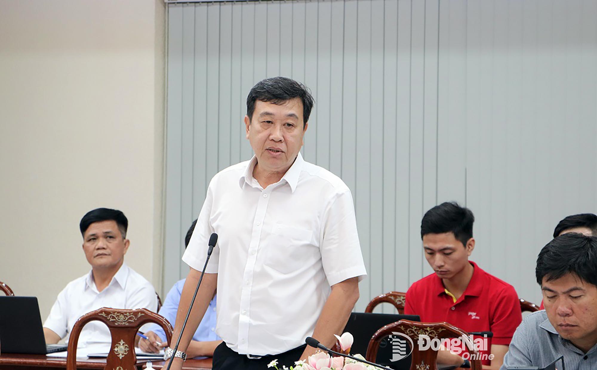 Hoang Binh Long, stellvertretender Chefredakteur der Zeitung Dong Nai, Radio und Fernsehen, spricht auf der Tagung. Foto: Pham Tung 