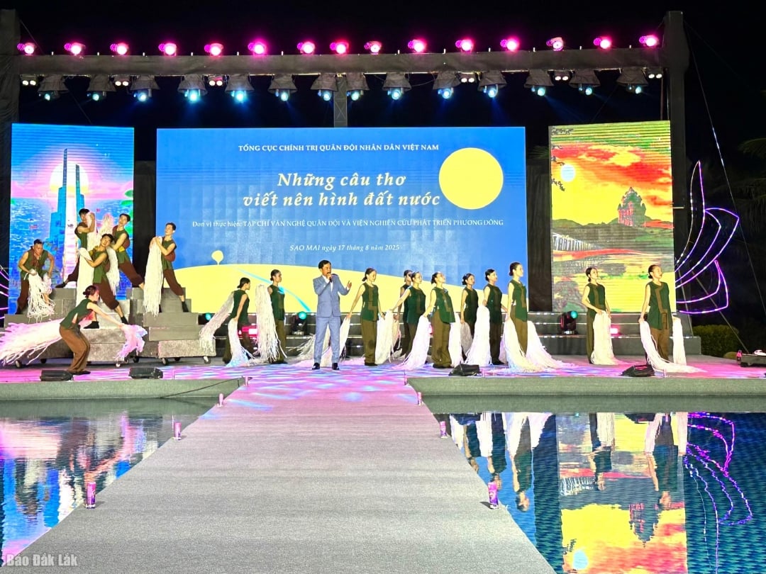 L'artiste émérite Dinh Trung lit un extrait du poème « Se souvenir du sang » du poète Tran Mai Ninh.
