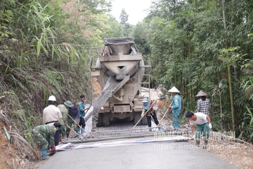 Thi công đường giao thông trên địa bàn xã Thất Khê