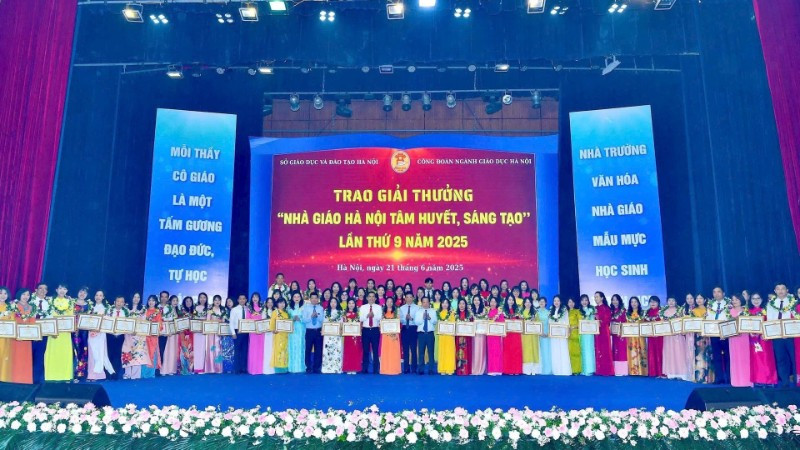 Trao Giải thưởng "Nhà giáo Hà Nội tâm huyết, sáng tạo" năm 2025.