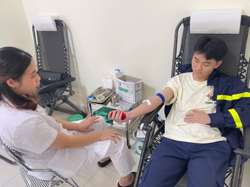 Chiến sĩ Cảnh sát PCCC và CNCH Sơn La  hiến máu cứu bệnh nhân qua cơn nguy kịch -0