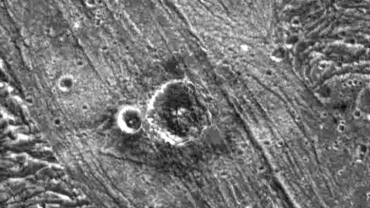 Hố va chạm đặc biệt trên Ganymede. (Nguồn: NASA)
