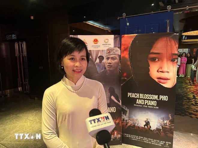 Tổng Lãnh sự Việt Nam tại Hong Kong (Trung Quốc) Lê Đức Hạnh trả lời phỏng vấn của phóng viên TTXVN. (Ảnh: TTXVN)