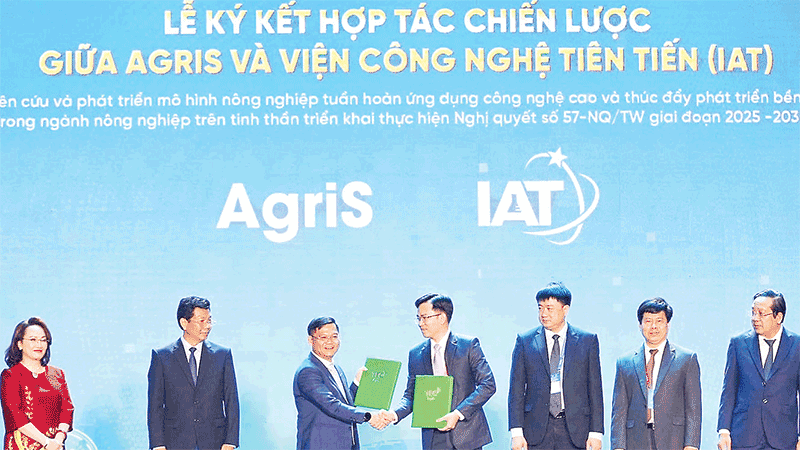 Lãnh đạo tỉnh Tây Ninh chứng kiến lễ ký hợp tác chiến lược giữa Công ty cổ phần Thành Thành Công-Biên Hòa (AgriS) và Viện Công nghệ tiên tiến (IAT). (Ảnh: Báo Nhân dân)