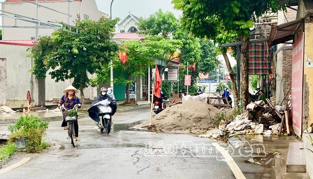 La carretera principal de la aldea de Dao Vien, comuna de Viet Tien, se ha estrechado debido al vertido de materiales de construcción en ella. (Foto tomada a las 17:00 del 18 de agosto)