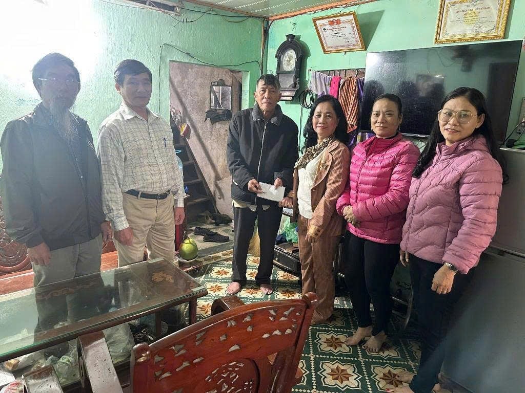 Die Zweiparteienzelle Thuan An (Bezirk Thanh Khe) arbeitete mit Organisationen aus dem Wohngebiet zusammen, um Menschen in schwierigen Lebenslagen Geschenke zu überreichen. Foto: T.PHUONG