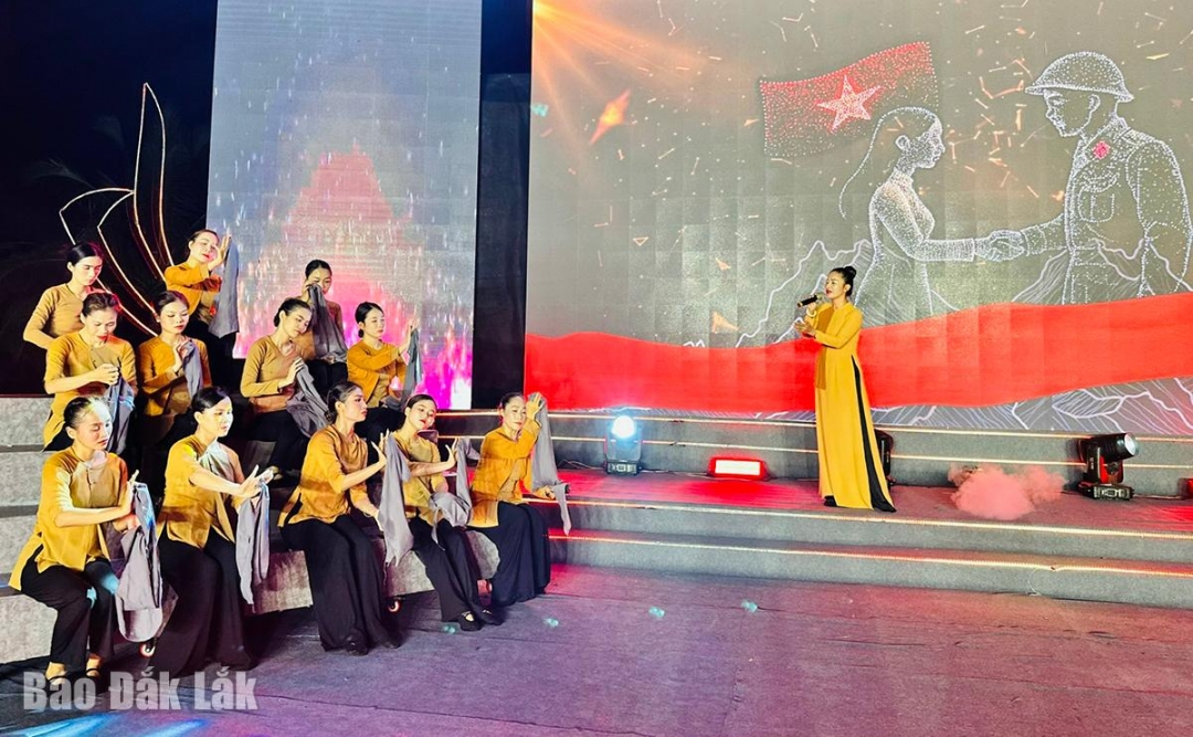 L'artiste méritant Khanh Trang récite le poème Séparation rouge.