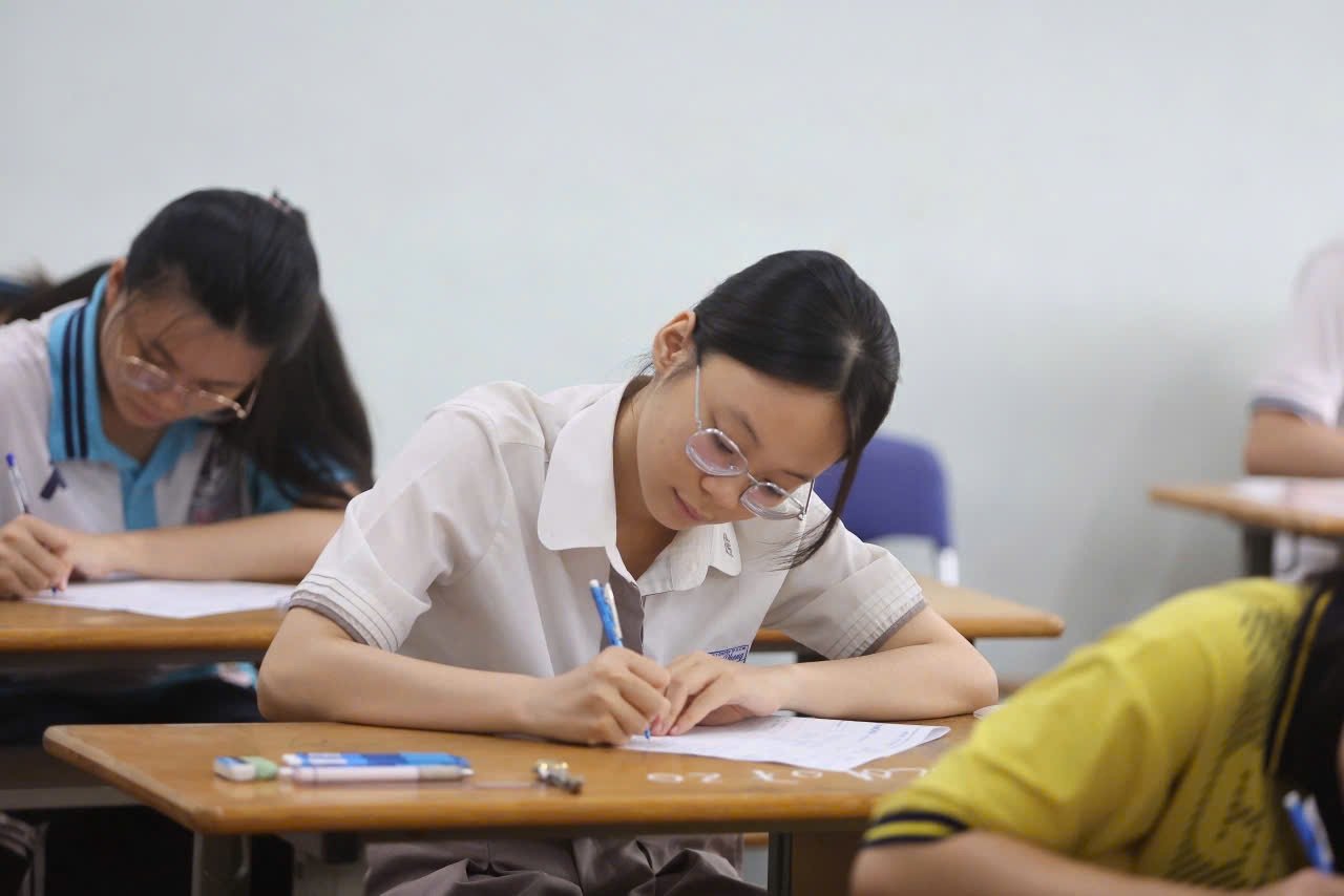 Thi tốt nghiệp THPT với mục tiêu “kép”, nhìn thẳng câu hỏi: Giữ hay bỏ? - 1