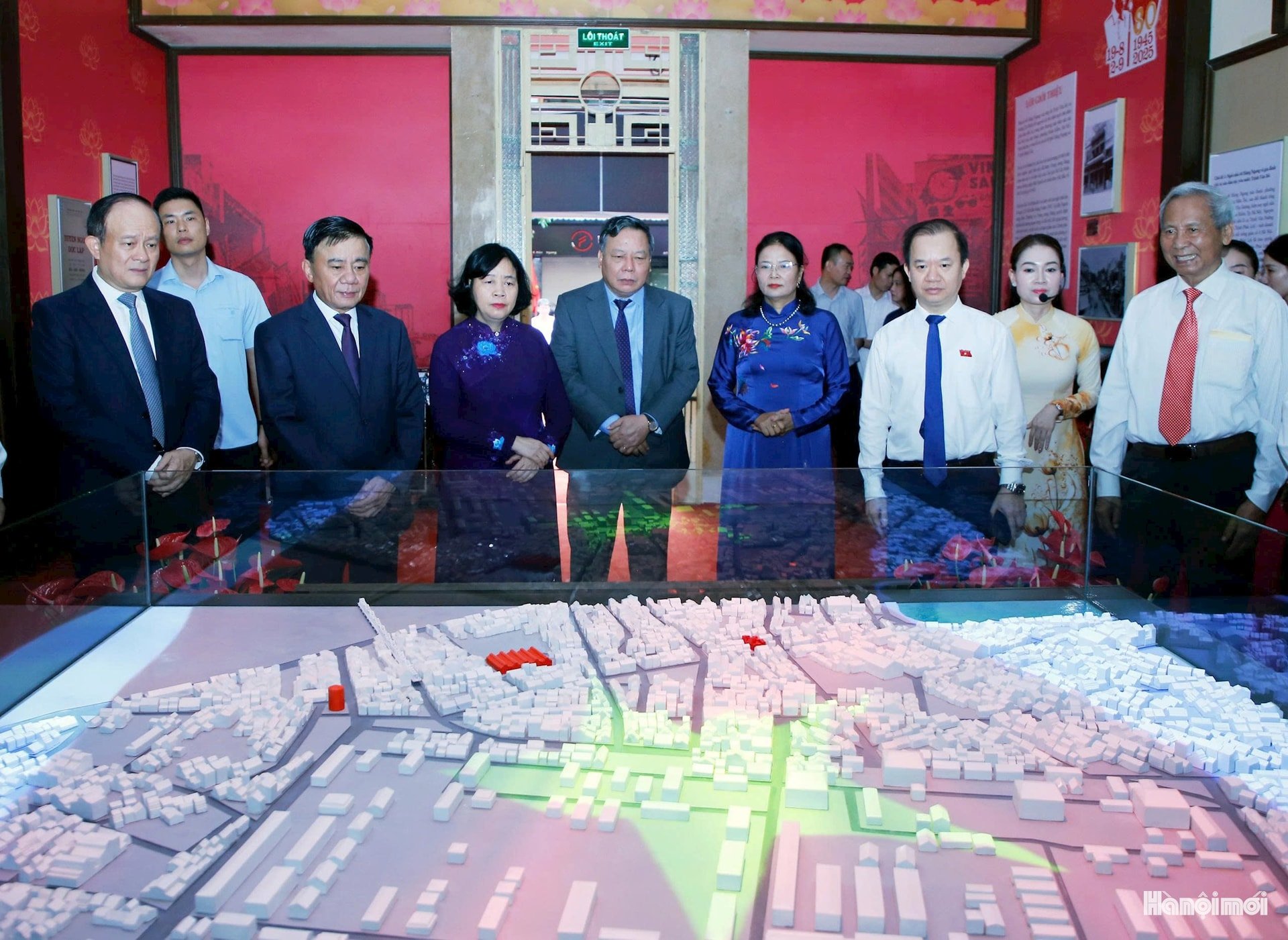 Hà Nội gắn biển công trình và trưng bày triển lãm tại di tích lịch sử 48 Hàng Ngang - Ảnh 8.
