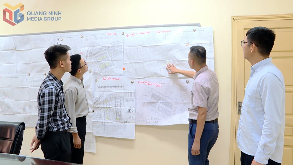 Das Projektmanagementbüro 4 tauscht mit den Supportteams Informationen über die Fortschrittstabelle der Baustellenräumung des Projekts aus.