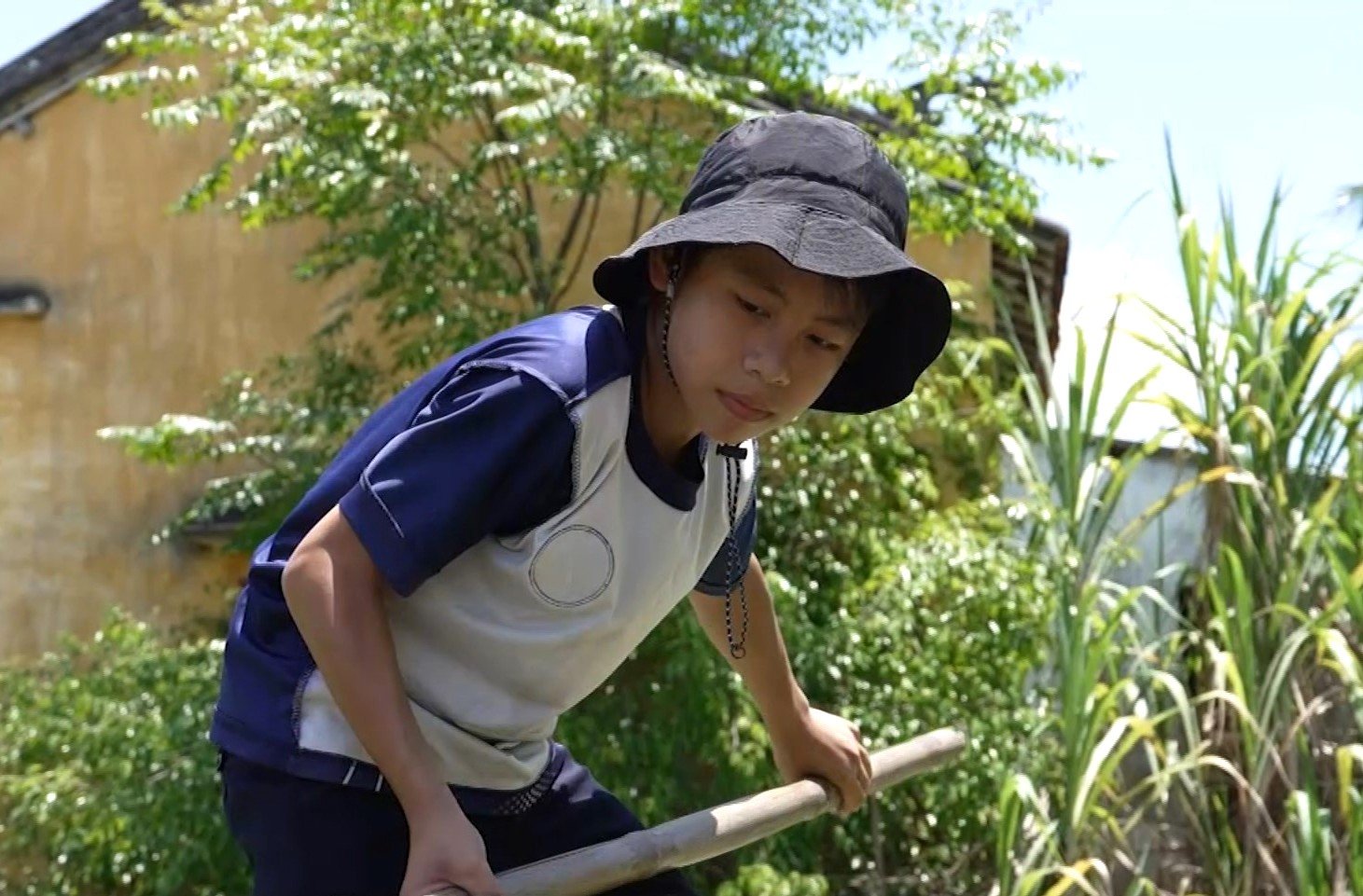 At a young age, Thi Van Nam has already taken on the responsibility of housework, becoming the spiritual support and eyes for his blind mother.