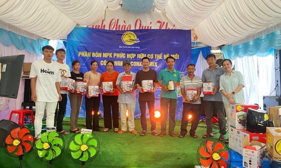 2Phong Fertilizer presented 30 gifts to thank customers and outstanding farmers who have trusted and spread 2Phong Fertilizer products. Photo: Tho Tin