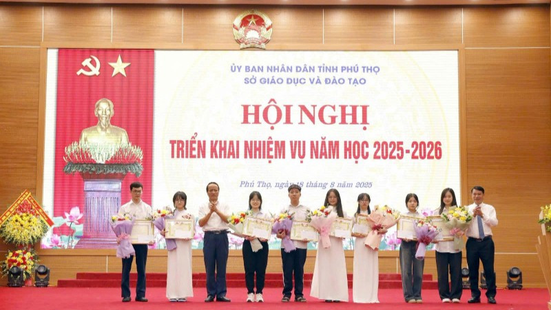 Die Verantwortlichen der Provinz Phu Tho verliehen Schülern mit hervorragenden Leistungen bei der High-School-Abschlussprüfung 2025 Leistungszertifikate.