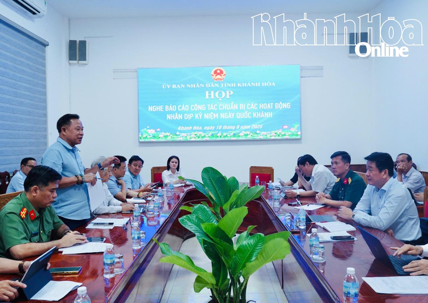 Lãnh đạo Sở Văn hóa, Thể thao và Du lịch báo cáo kế hoạch tổ chức các hoạt động.