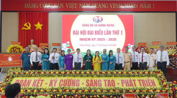 Ủy viên Ban Thường vụ Tỉnh ủy, Phó Chủ tịch Thường trực HĐND tỉnh An Giang Lê Hồng Thắm dự Đại hội Đảng bộ xã Giồng Riềng