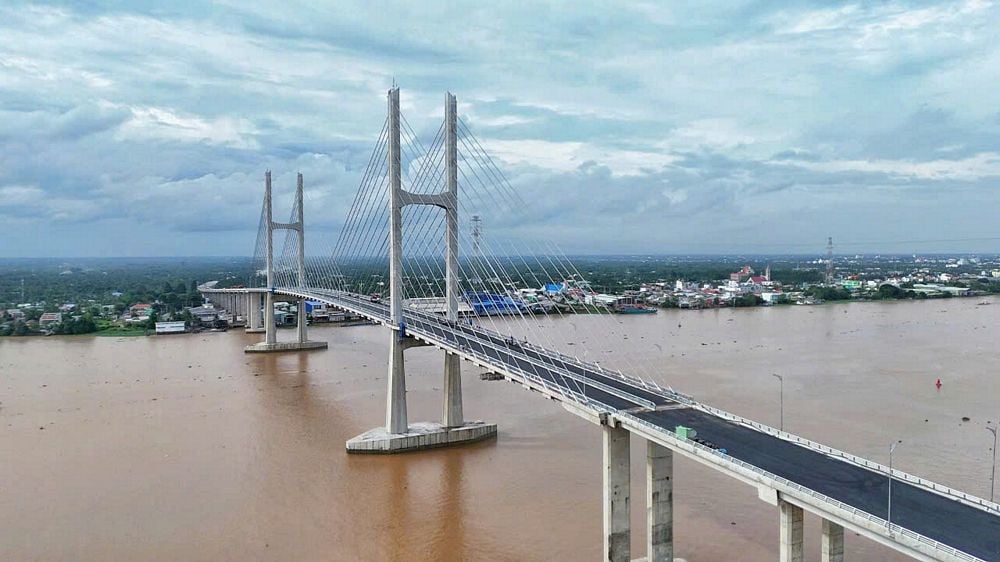 Cầu dây văng Rạch Miễu 2 bắt qua sông Tiền, phá thế độc đạo, giảm tải cho cầu Rạch Miễu hiện hữu. Ảnh: THẠCH THẢO