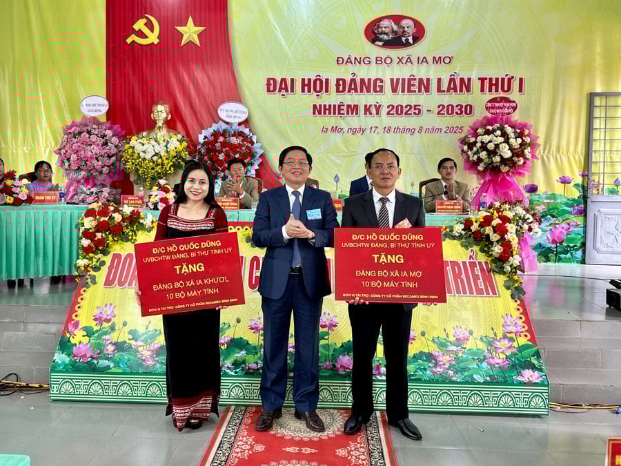 dong-chi-bi-thu-tinh-uy-ho-quoc-dung-tang-qua-cho-dang-bo-xa-ia-mo-va-dang-bo-xa-ia-khuol-anh-ha-duy.jpg