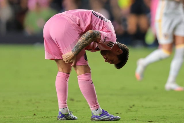 Messi có hành động cực lạ gây lo lắng, điều gì đã xảy ra? - Ảnh 2.