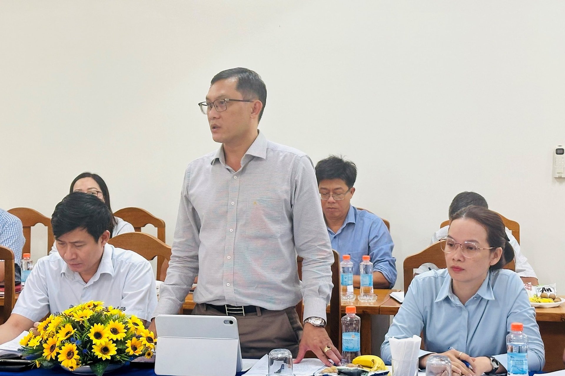 Lãnh đạo UBND phường Mũi Né nêu ý kiến tại buổi làm việc