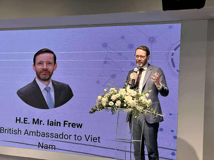 Đại sứ Vương quốc Anh tại Việt Nam Iain Frew chia sẻ tại Diễn đàn Bán dẫn Việt Nam - Vương quốc Anh ngày 18/8. (Ảnh: Hà Phương)