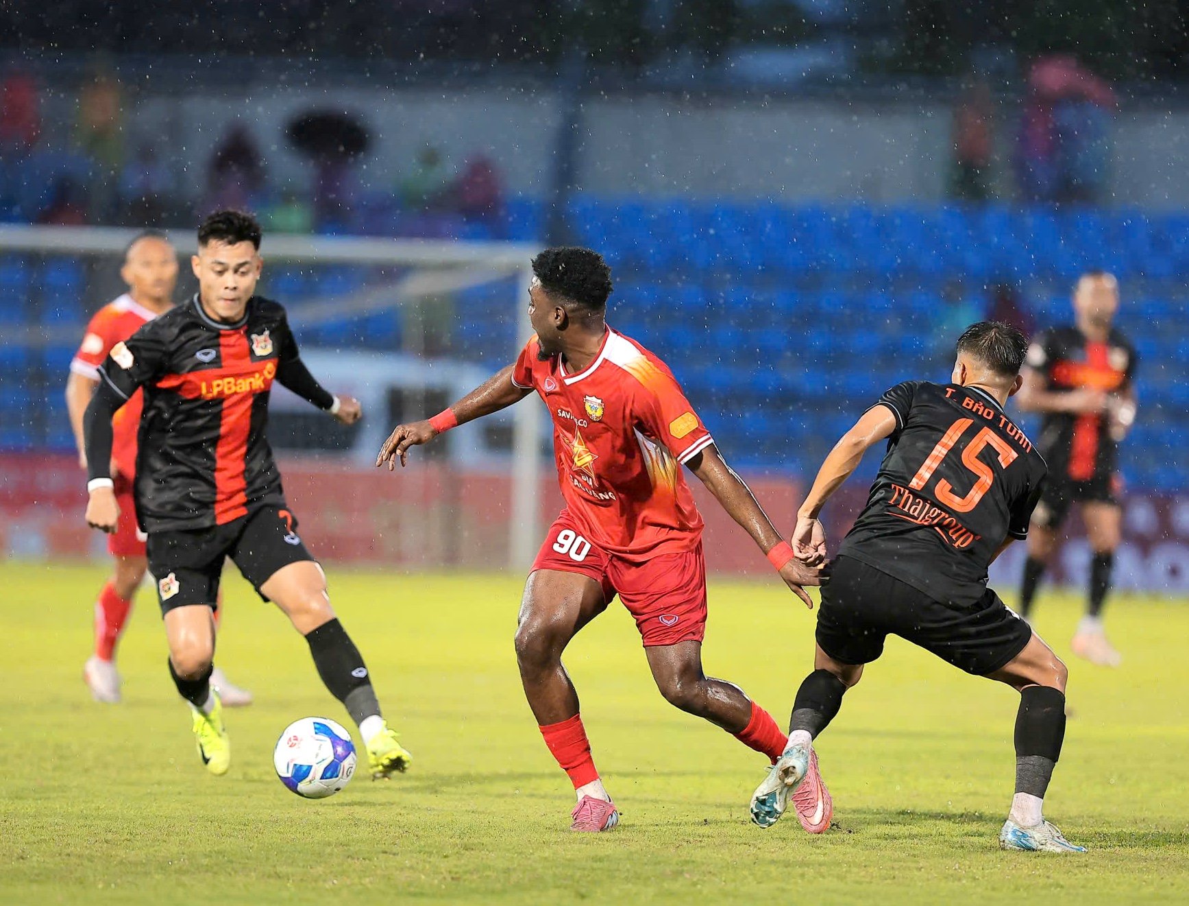 Bảng xếp hạng V-League: Bất ngờ lớn khi 4 cái tên mới ‘chễm chệ’ tốp 5, HAGL dưới đáy- Ảnh 2.