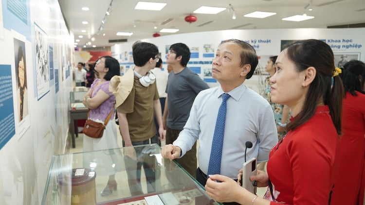 Đồng chí Phạm Tất Thắng, Ủy viên Trung ương Đảng, Phó Trưởng Ban Tuyên giáo và Dân vận Trung ương tham quan không gian trưng bày