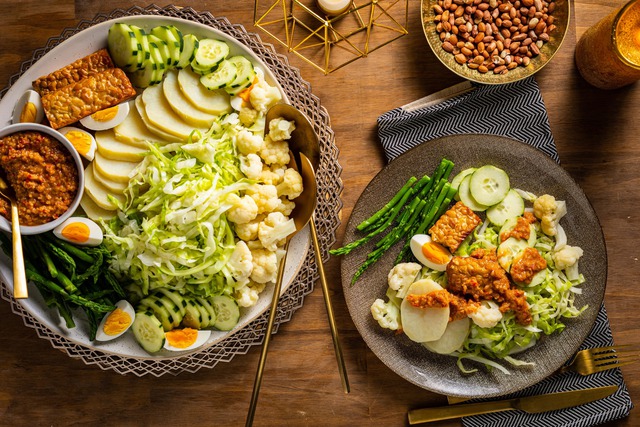 Món salad Gado-Gado của Indonesia tươi ngon gồm rau luộc, đậu phụ, tempeh và trứng, tất cả đều được rưới nước sốt đậu phộng béo ngậy, thơm ngon. Món ăn này giàu chất xơ, protein thực vật và chất béo lành mạnh, tạo nên một món ăn bổ dưỡng và no bụng.