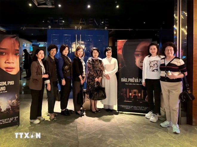 Tổng Lãnh sự Việt Nam tại Hong Kong (Trung Quốc) Lê Đức Hạnh (mặc áo dài) cùng khách mời tại buổi công chiếu bộ phim &quot;Đào, Phở và Piano&quot; tại Liên hoan phim ASEAN. (Ảnh: TTXVN)
